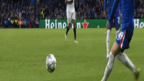 意甲焦点战：赖因德斯助AC米兰扳平，国米1-1战平，央视网报道